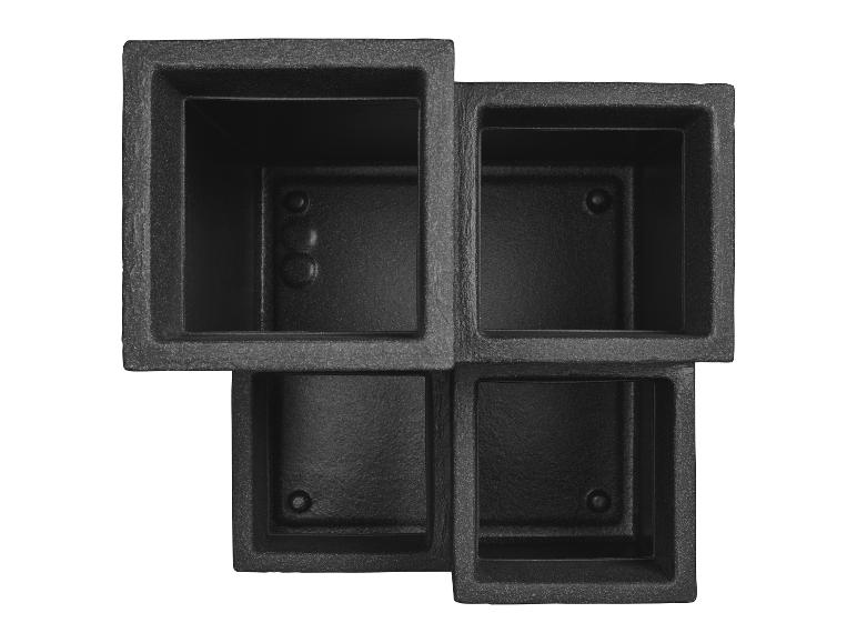 Bovenaanzicht van vier onderling verbonden zwarte vierkante plantenbakken met gestructureerde oppervlakken.