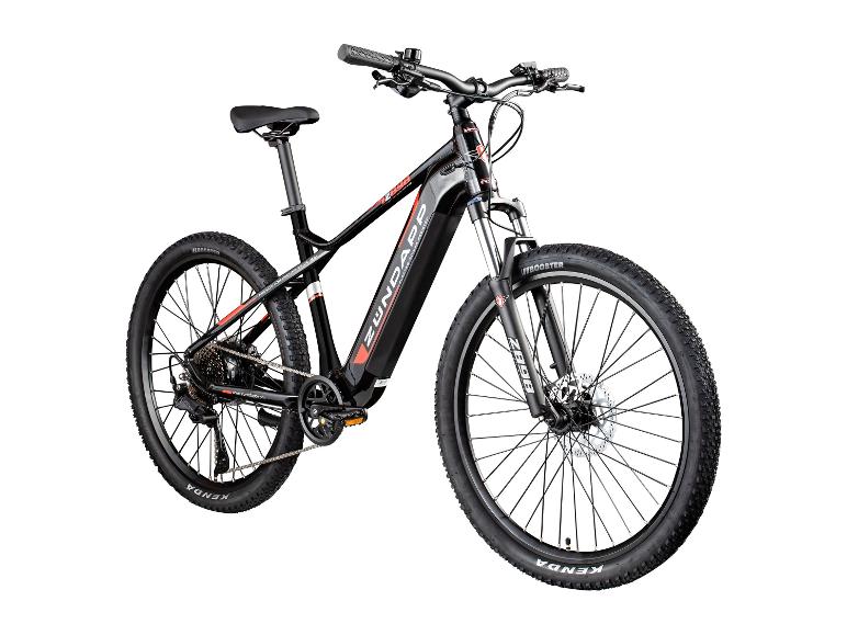 Zwart-rode elektrische mountainbike met noppenbanden en voorvering.