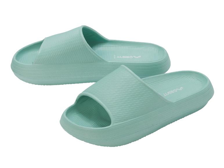 Twee mintgroene, zachte en comfortabele sandalen met een gestructureerde zool.