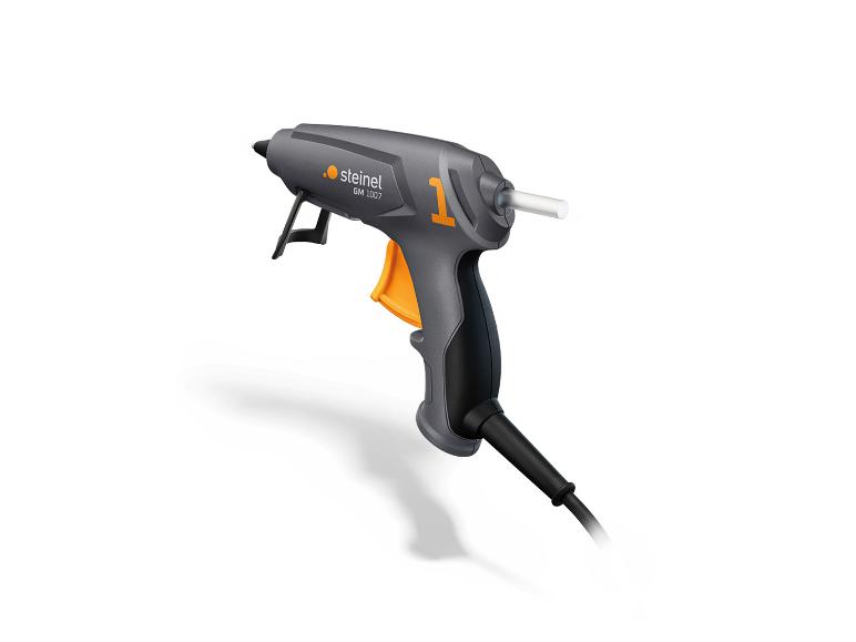 Grijs lijmpistool met oranje accenten en een lijmstick