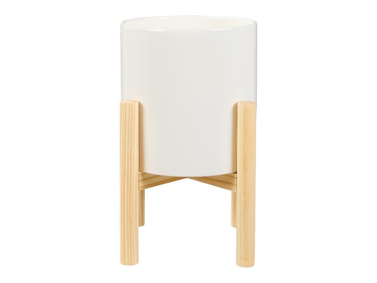 Witte bloempot op een houten standaard.