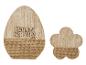 Een houten paasei met de tekst 'Happy Spring' en een houten hart, beide met jute-details.