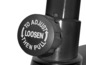 Zwarte knop met de tekst 'To adjust loosen then pull'.