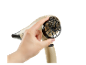 Een hand houdt een Cien Beauty föhn vast.