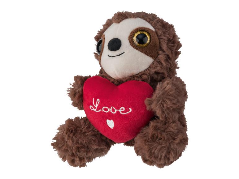 Een pluche luiaard met een rood hart met de tekst 'Love'