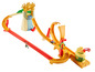 Een Hot Wheels-baan met een loop-de-loop en een waterval.