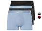 Drie paar boxershorts in blauwe, zwarte en rode kleuren.