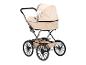 Beige poppenwagen met zwart frame en wielen, met een witte strik.