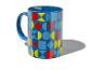 Blauwe mok met kleurrijk geometrisch patroon in rood, geel en lichtblauw.
