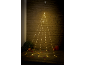 Spinnenwebvormig lichtsnoer met pompoenen en herfstbladeren op een houten terras.