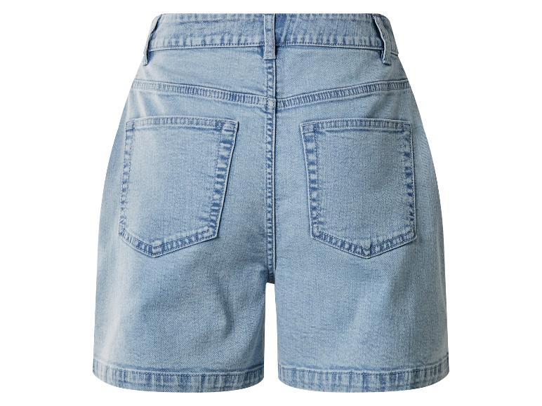 Lichtblauwe denim shorts met achterzakken, achteraanzicht.