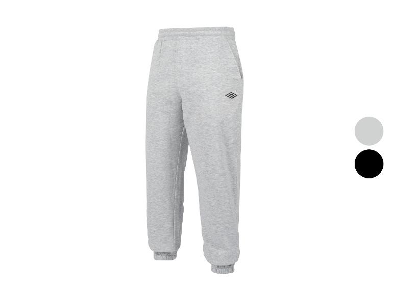 Lichtgrijze joggingbroek met Umbro-logo en kleurkeuzes in grijs en zwart.