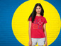 Vrouw draagt een rode T-shirt met Lidl logo en grijze shorts.