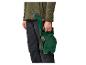 Man in groene jas en donkere broek met tuinslang op haspel.