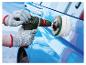 Gehandschoende handen polijsten een blauwe auto met een boormachine en polijstaccessoire.