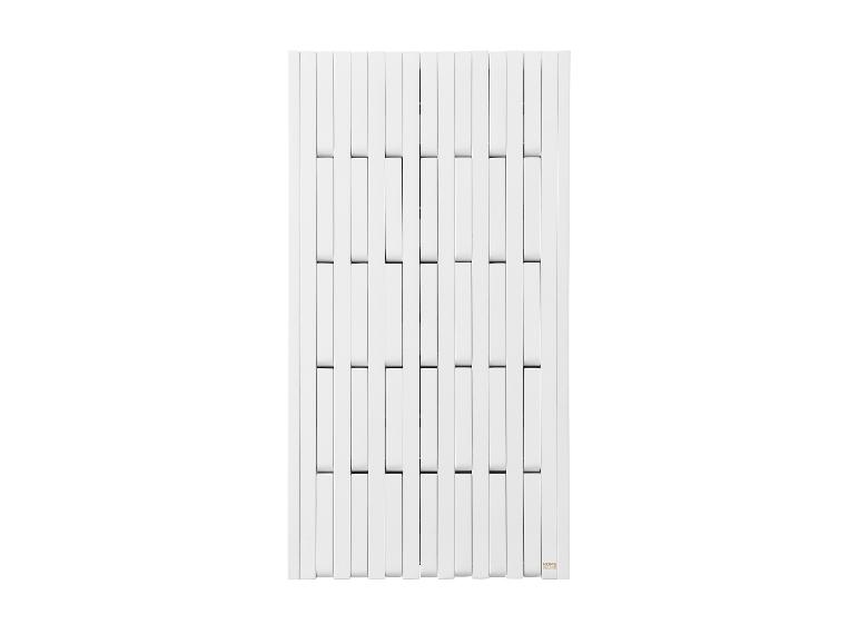 Witte verticale paneelradiator met een modern design, voorzien van afwisselend verzonken secties.