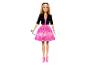 Barbiepop met blond haar, gekleed in een zwart jasje en roze jurk.