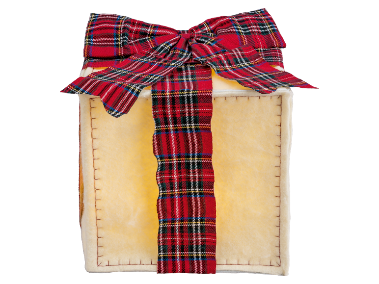 Cadeauverpakking met rood geruite strik en lint, op zwarte achtergrond.