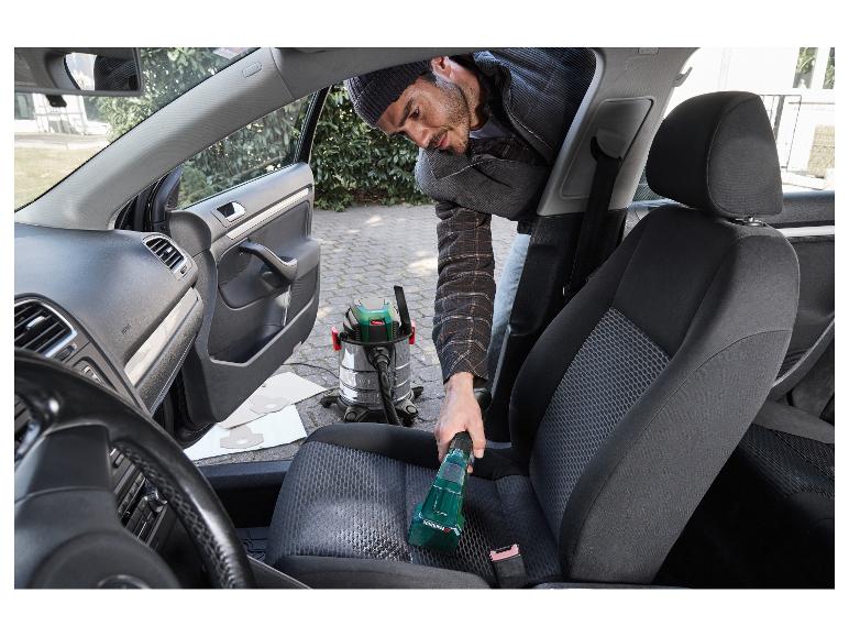 Man reinigt autostoel met Parkside nat- en droogzuiger.