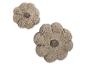 Twee beige bloemvormige sierkussens met een getextureerd, krullend oppervlak.