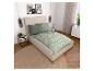 Moderne slaapkamer met groen beddengoed met bladpatroon en effen kussens.