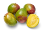 Vier hele mango's en een gehalveerde mango die het gele vruchtvlees laat zien op een zwarte achtergrond