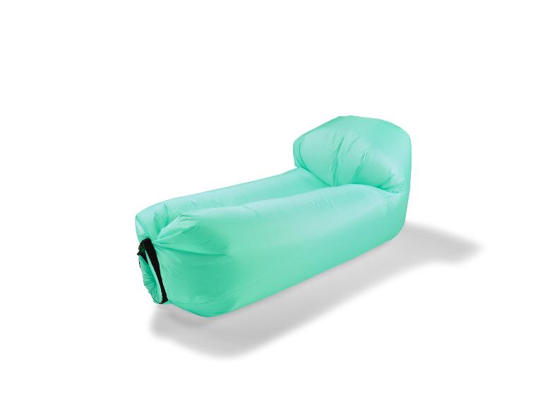 Mintgroene opblaasbare ligstoel op een witte achtergrond