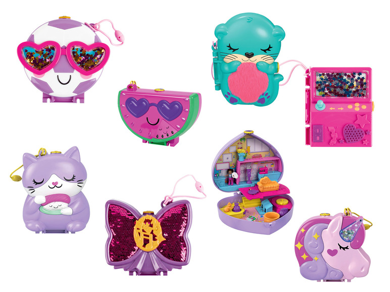 Een verzameling van kleine poppenhuis-achtige speelgoed items met een voetbal, een watermeloen, een kat, een vlinder, een huis en een eenhoorn.