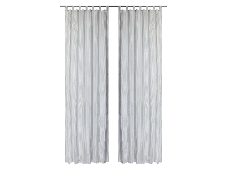 Twee witte gestreepte gordijnen met een zilveren rail