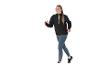 Vrouw in zwart hardloopjack en blauwe legging