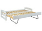 Een wit slaapbankbed met uittrekbare lattenbodem.