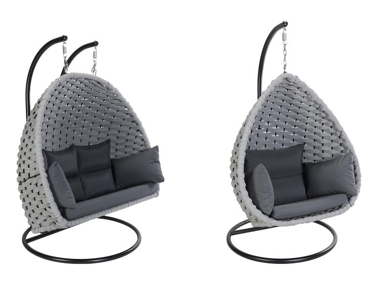 Twee grijze hangstoelen met donkergrijze kussens op een witte achtergrond.