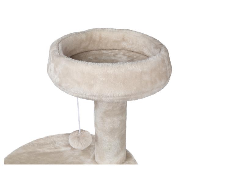 Beige krabpaal met een rond kattenbed en een hangende bal.