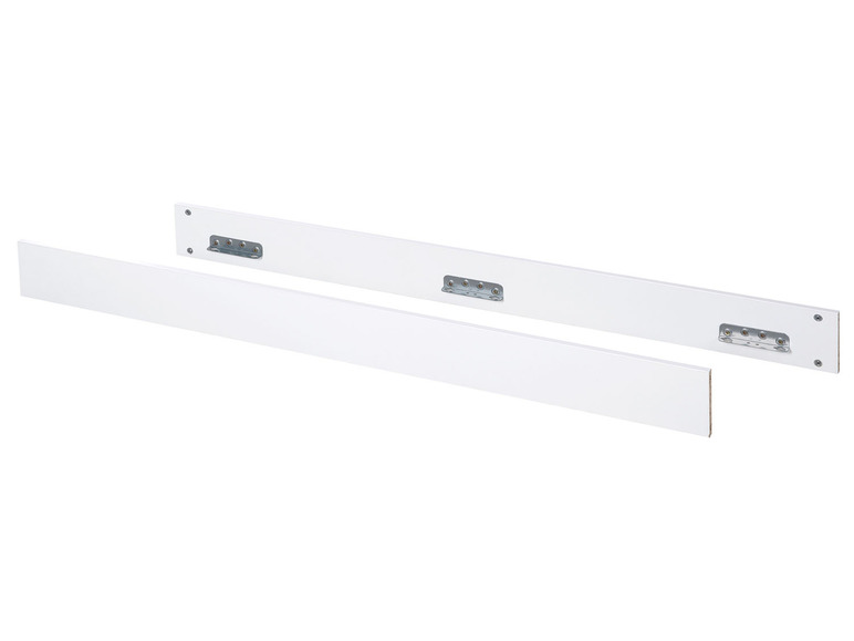 Twee witte bedhekken voor een kinderbed.