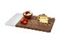 Marmeren en houten kaasplank met kaas, tomaten en dip.