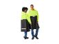 Twee personen dragen neongele en zwarte regenponcho's.