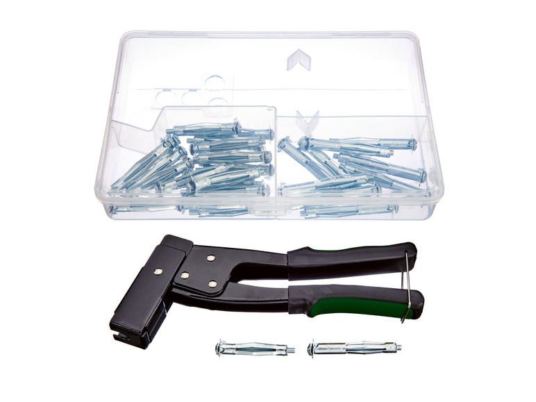 Een set met een pistool voor ankers en ankers in een doos.