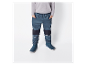 Kinderkleding: Donkerblauwe broek met zwarte details en blauwe laarzen.