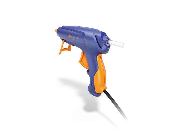 Blauw en oranje lijmpistool met een lijmstick en een stroomkabel.