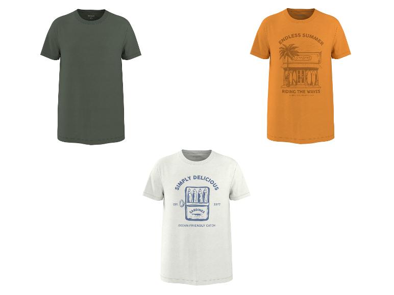 T-shirts met korte mouwen: een effen groene, een oranje met surfprint en een witte met sardineprint.