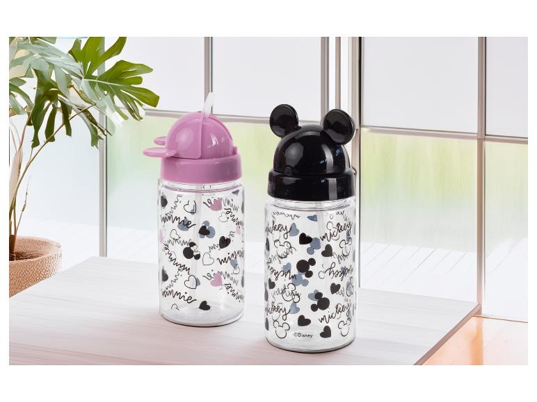 Twee waterflessen met rietjes, één met Mickey Mouse en één met Minnie Mouse.