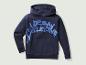 Een donkerblauwe hoodie met Urban Collective logo in graffiti-stijl.