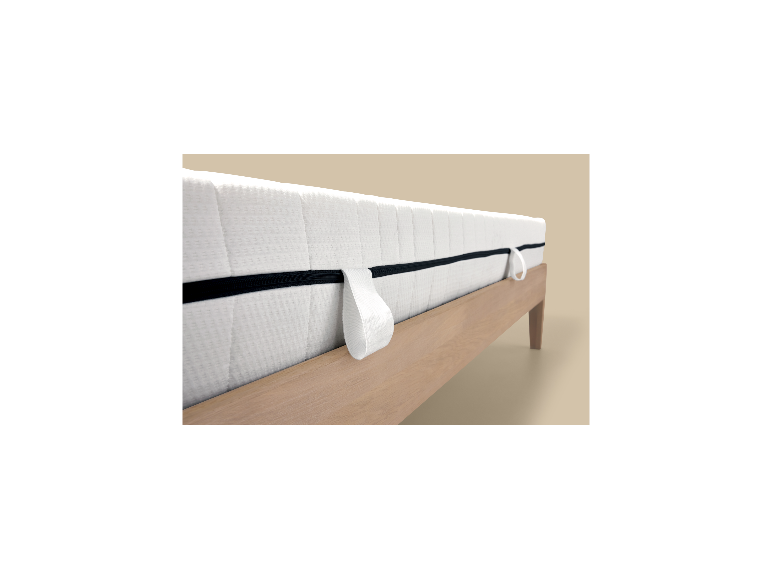 LIVARNO home matras op een houten bedframe.