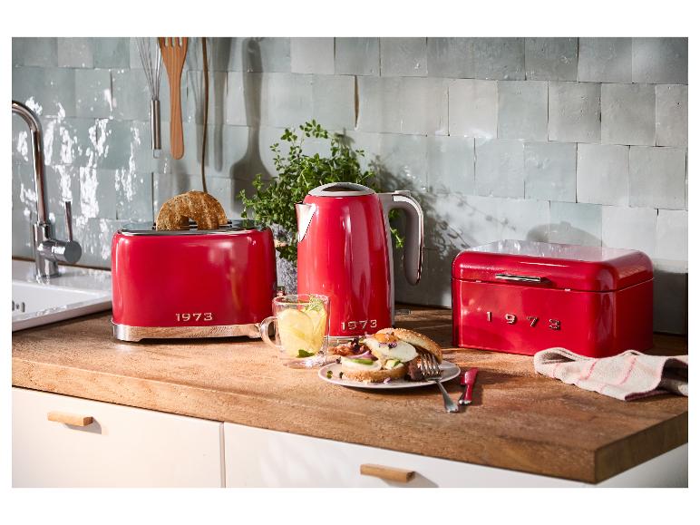 Retro rode keukenapparaten 1973: broodrooster, waterkoker en broodtrommel.