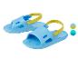 Blauwe kindersandalen met gele bandjes.