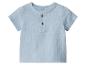 Blauw baby shirt met korte mouwen en twee houten knopen