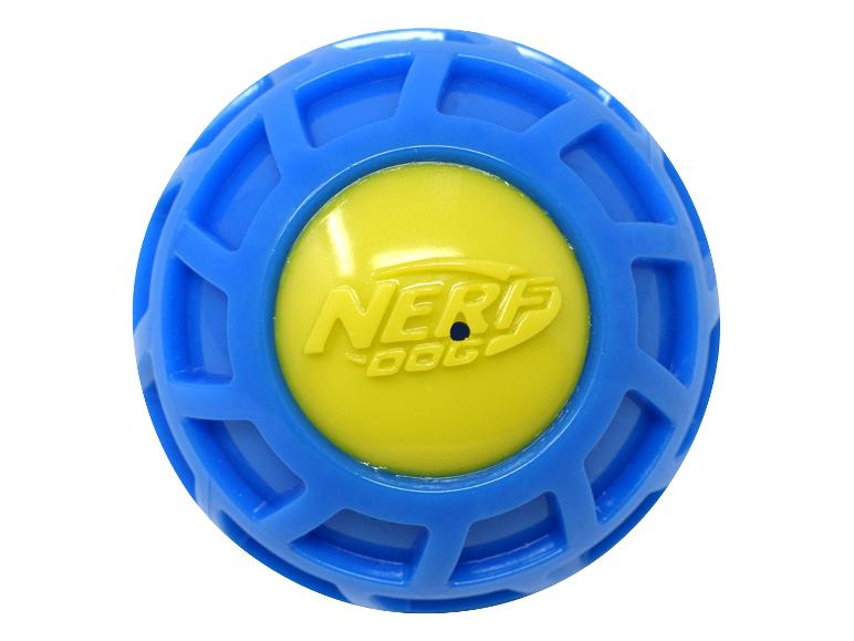 Een blauwe Nerf-bal met een gele kern.