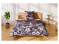 Een bed met een donkerblauw dekbedovertrek met bloemenprint.