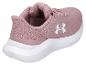 Een roze Under Armour sneaker met witte zool, van achteren gezien.