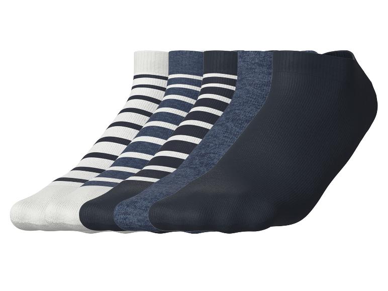 Vijf paar heren enkelsokken in wit, blauw en marineblauw, sommige gestreept, sommige effen.